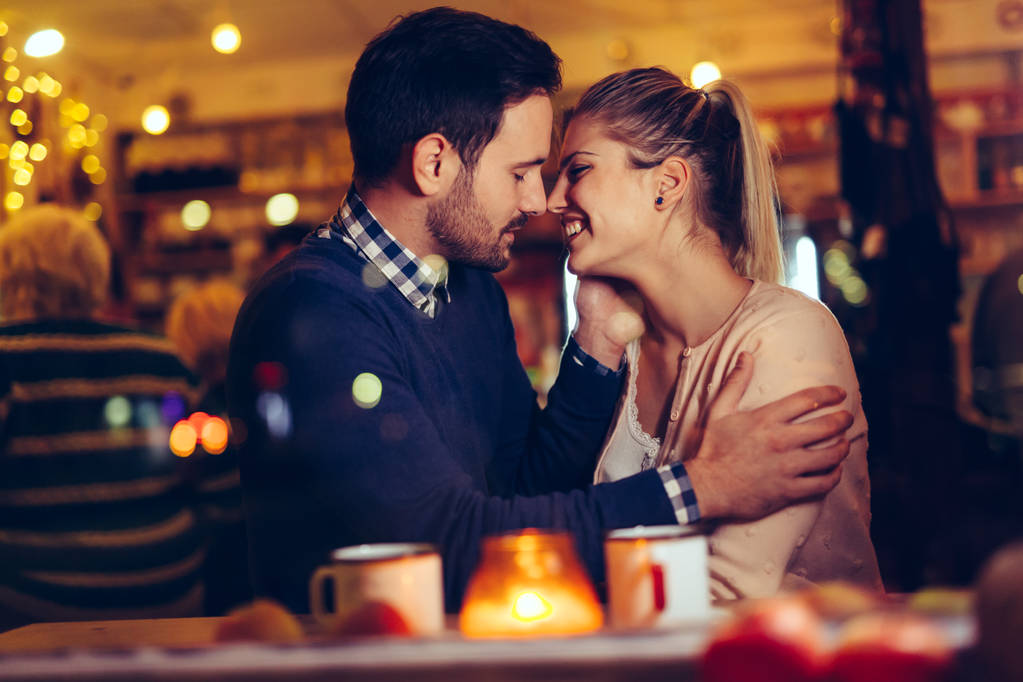 Romántica pareja joven citas en el pub por la noche
 - Foto, Imagen