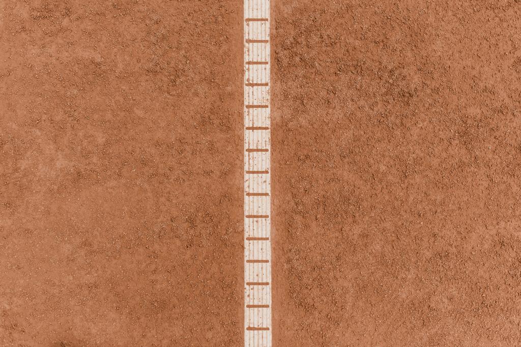 vista superior de la cancha de tenis marrón con líneas de marcado
 - Foto, Imagen