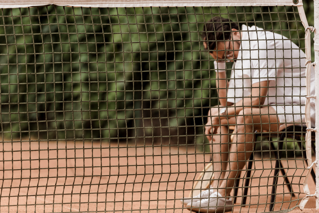 jogador de ténis sentado na cadeira acima da rede no campo de ténis
 - Foto, Imagem