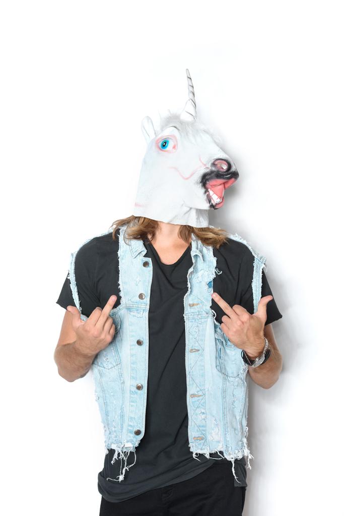 hombre con máscara de unicornio y chaleco denim mostrando los dedos medios en blanco
 - Foto, Imagen