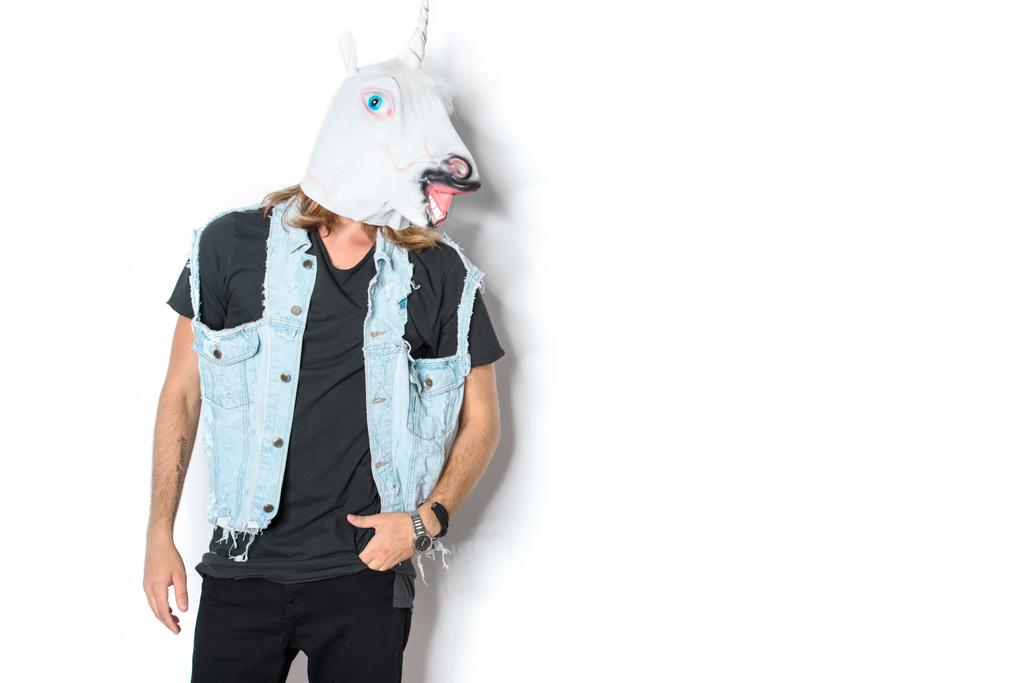 uomo in maschera di unicorno e gilet di denim in piedi su bianco
 - Foto, immagini