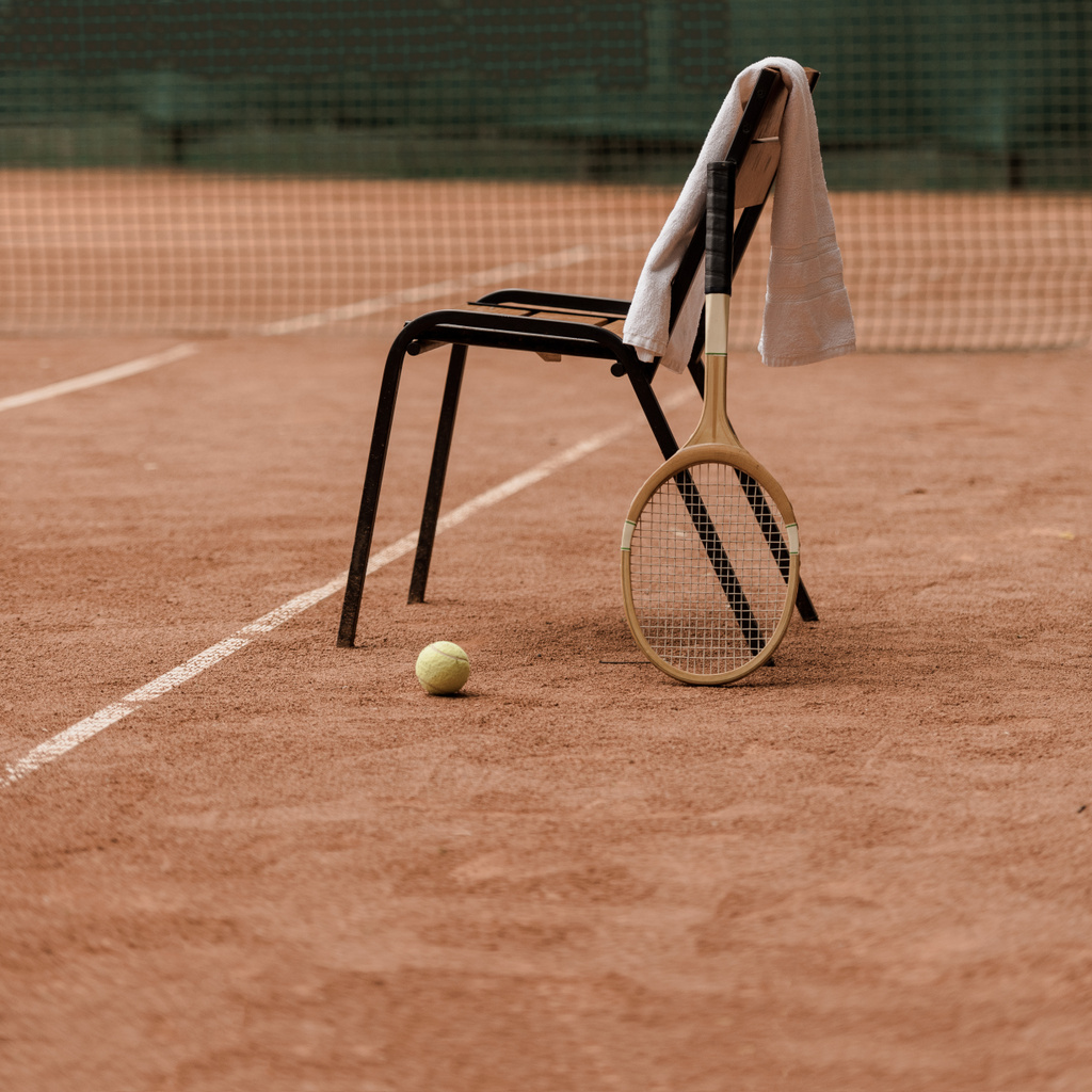 Krzesło z ręcznikiem i tenisa rakieta z piłki na dworze - Zdjęcie, obraz
