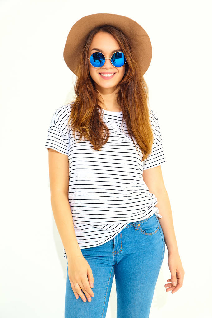 Portré, fiatal stílusos nevető lány modell alkalmi nyári ruhákat barna kalap elszigetelt fehér background - Fotó, kép