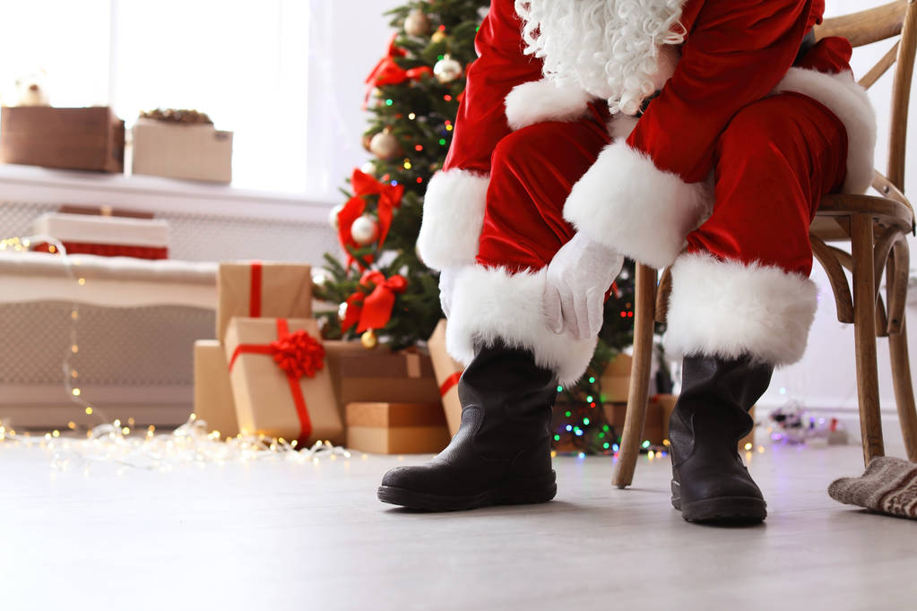Autêntico Papai Noel vestindo trajes tradicionais dentro de casa
 - Foto, Imagem