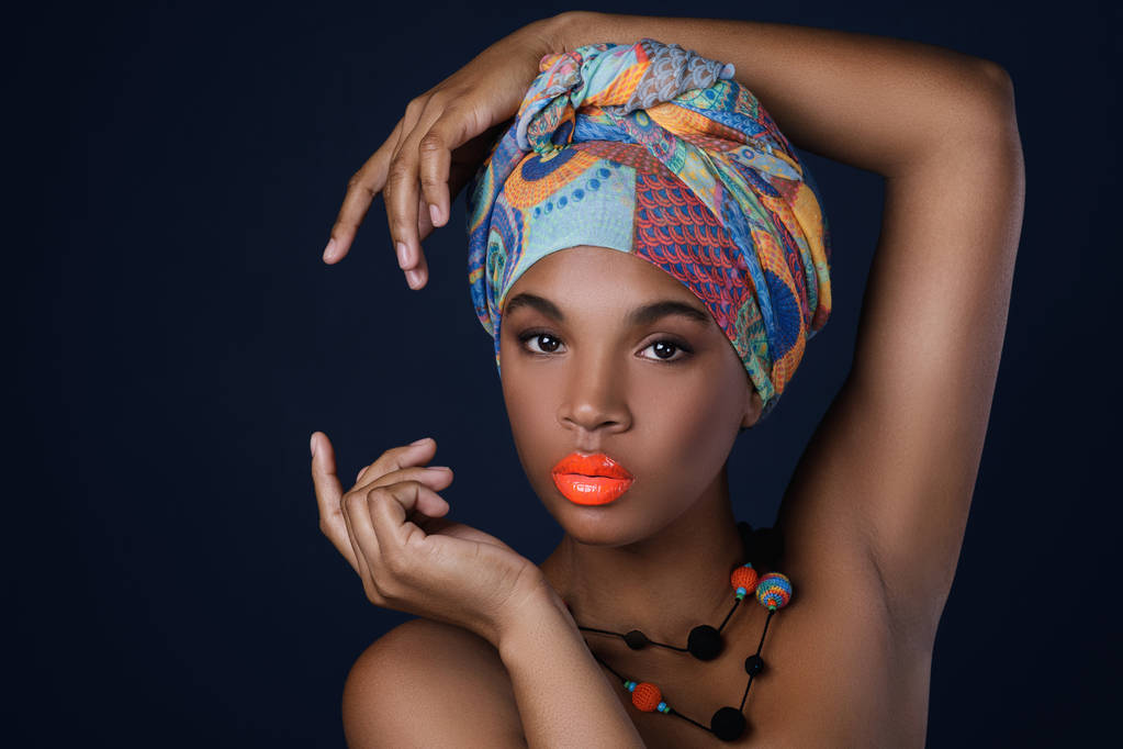 Portrait de femme africaine avec un châle coloré sur la tête
 - Photo, image