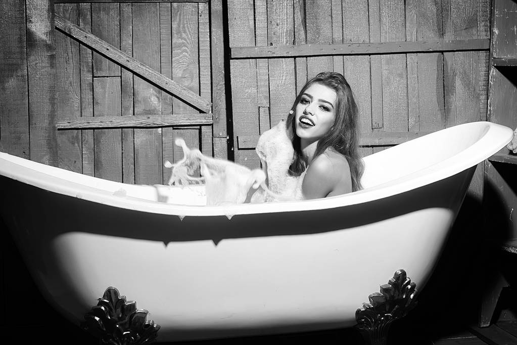 Una mujer en un spa. Riendo mujer en baño
 - Foto, imagen