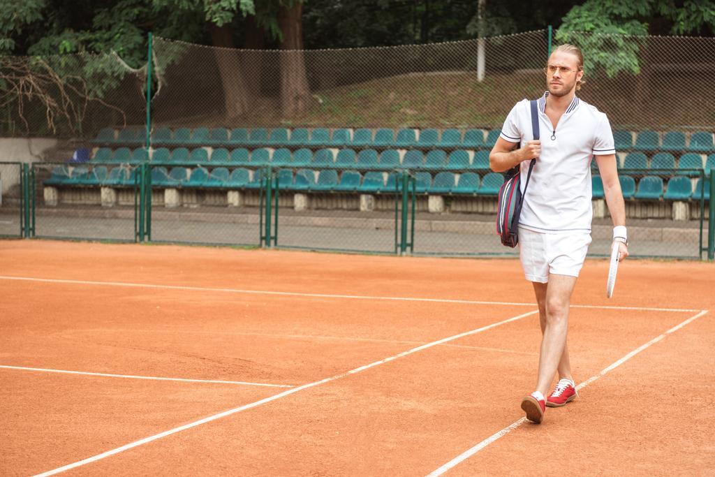 urheilullinen tennispelaaja harjoittelun jälkeen tenniskentällä
  - Valokuva, kuva
