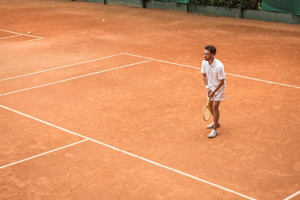 jugador de tenis de estilo retro con raqueta jugando juego en la pista de tenis
 - Foto, imagen
