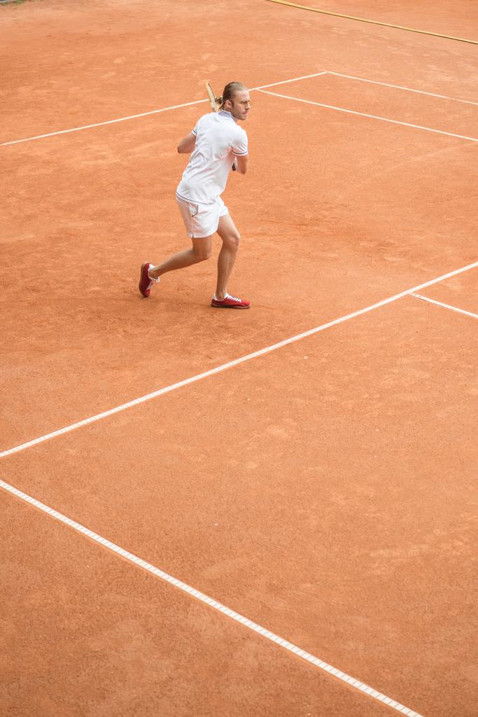 tenista retro stylem raketa na hnědé tenisový kurt - Fotografie, Obrázek