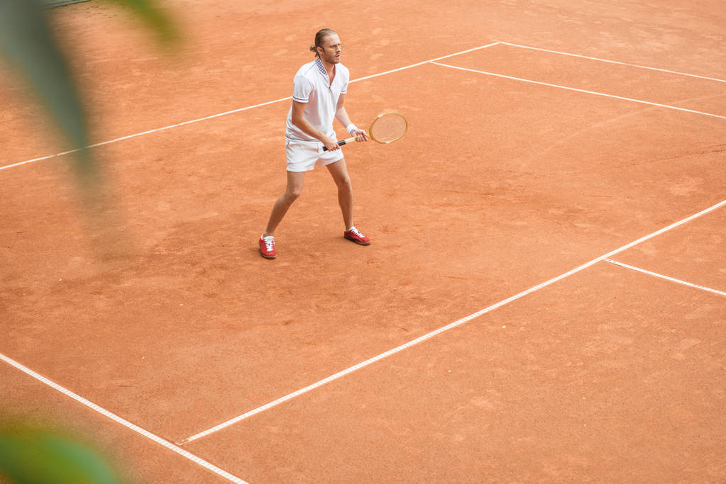 ντεμοντέ τενίστας κατάρτισης με ρακέτα στο γήπεδο τένις του καφέ - Φωτογραφία, εικόνα
