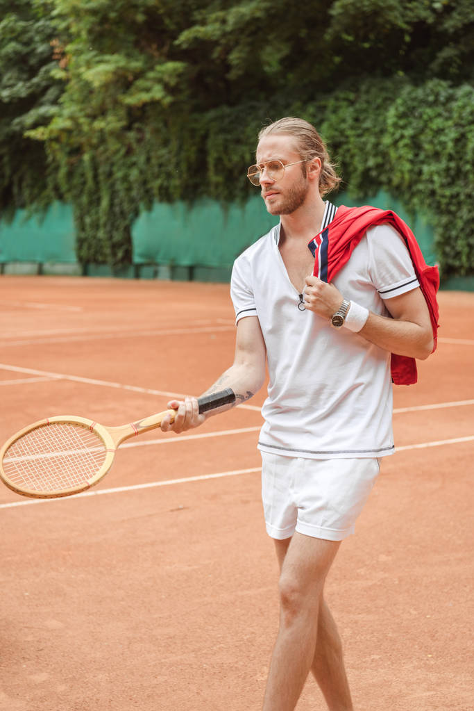 handsome tennis player with retro wooden racket on court - Photo, Image