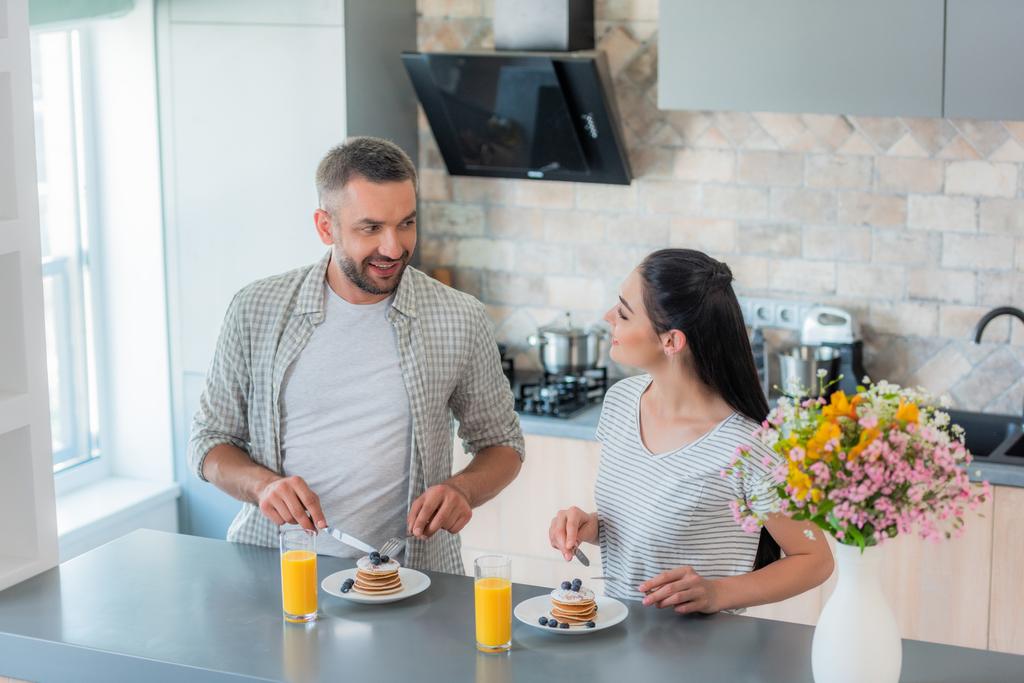 台所で一緒に朝食を持っている結婚されていたカップルの肖像画 - 写真・画像