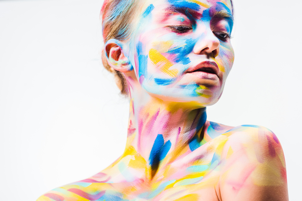 atractiva chica con colorido brillante cuerpo arte mirando hacia abajo aislado en blanco
  - Foto, imagen