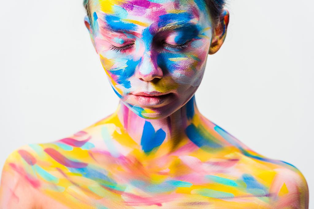 attraente ragazza con colorata arte del corpo luminoso e occhi chiusi isolati su bianco
  - Foto, immagini