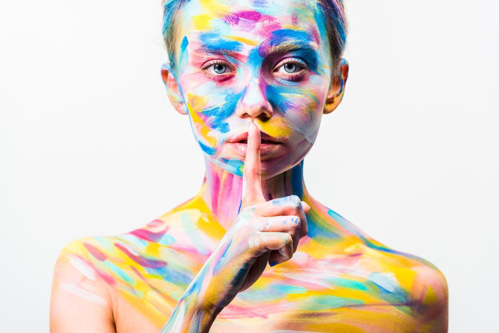 aantrekkelijk meisje met kleurrijke helder lichaam kunst tonen stilte gebaar geïsoleerd op wit   - Foto, afbeelding