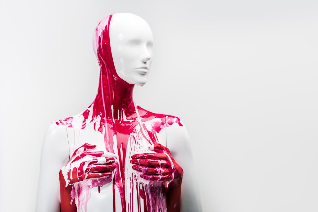 abgeschnittenes Bild einer Frau in roter Farbe, die Schaufensterpuppen-Brüste berührt, isoliert auf weißem Grund - Foto, Bild