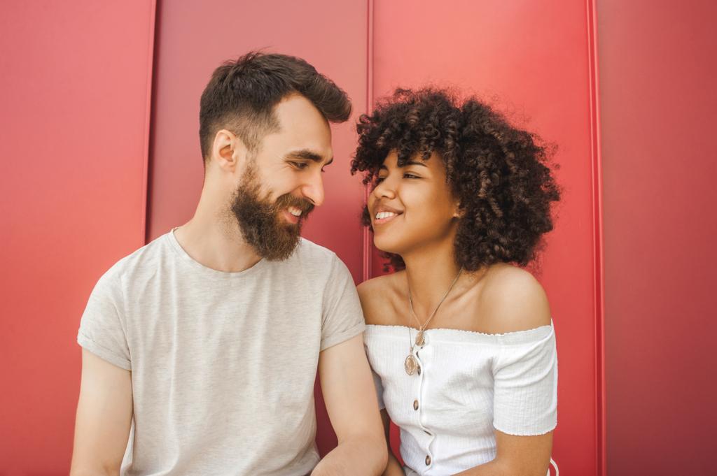 schöne glückliche junge stilvolle multiethnische Paar lächelt zusammen - Foto, Bild