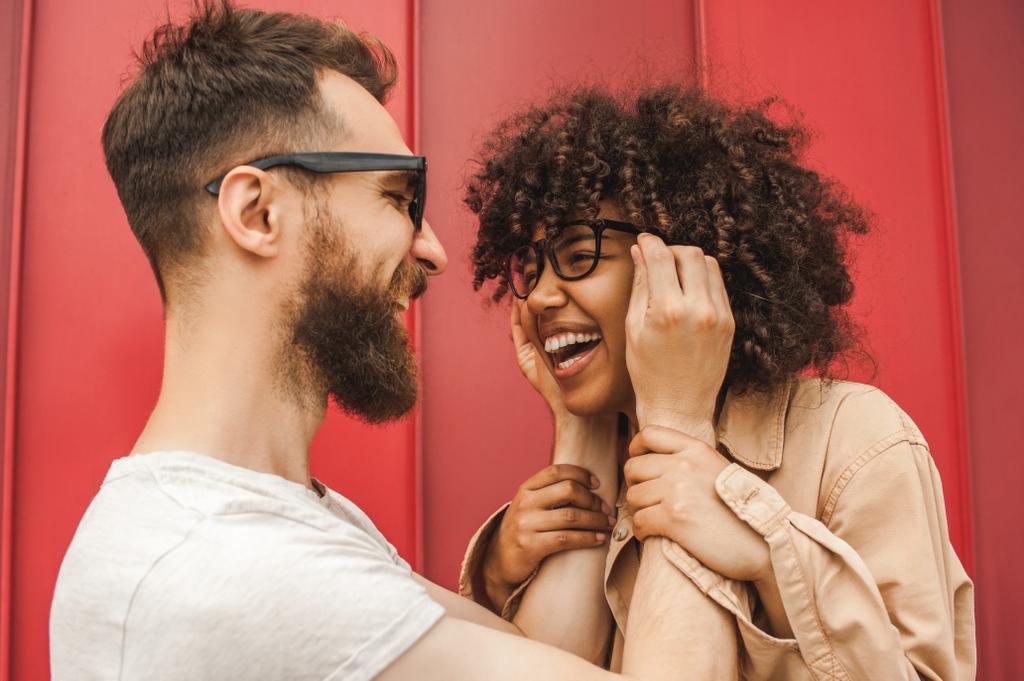 heureux jeune interracial couple dans les lunettes avoir amusant ensemble sur la rue
 - Photo, image