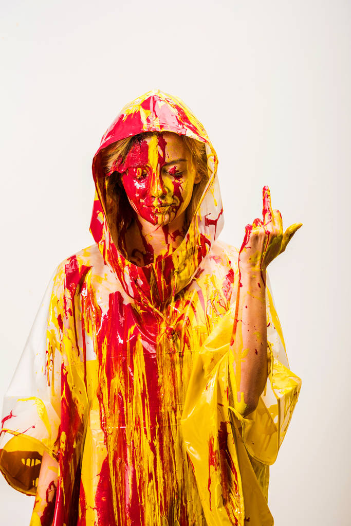 fille en imperméable peint avec des peintures jaunes et rouges montrant majeur isolé sur blanc
  - Photo, image