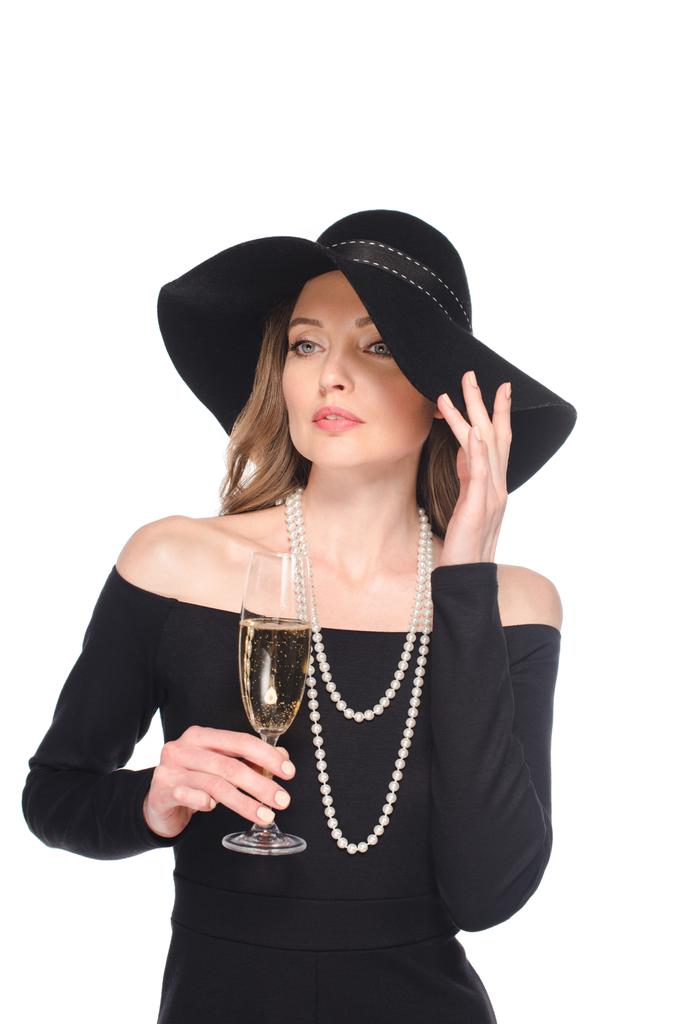 mulher elegante em palha segurando copo de champanhe isolado no fundo branco
 - Foto, Imagem