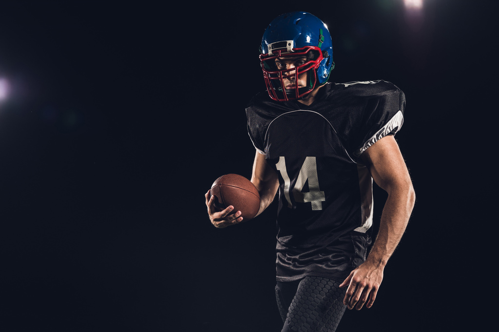 giocatore di football americano attrezzato con palla isolata su nero
 - Foto, immagini