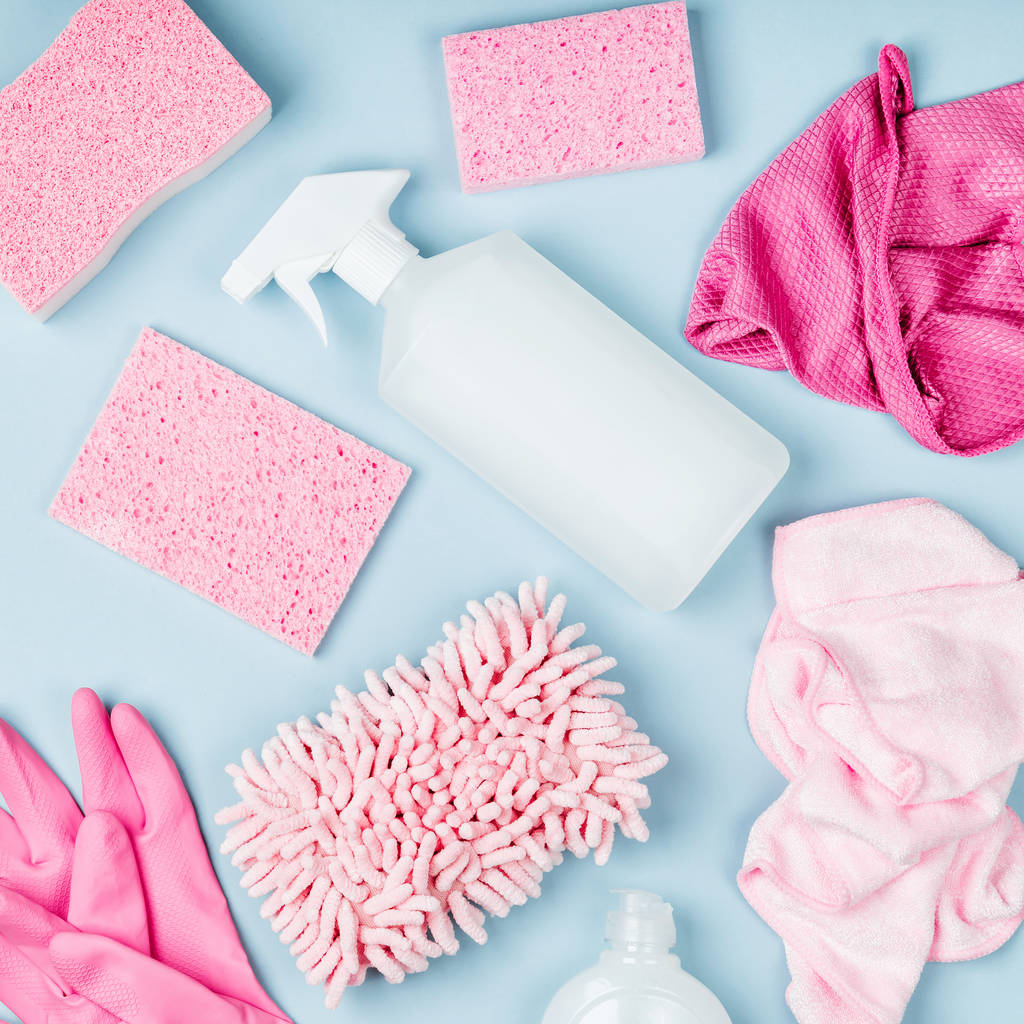 Απορρυπαντικά και αξεσουάρ καθαρισμού σε ροζ χρώμα. Η έννοια της υπηρεσίας καθαρισμού. Επίπεδο lay, πάνω όψη. - Φωτογραφία, εικόνα