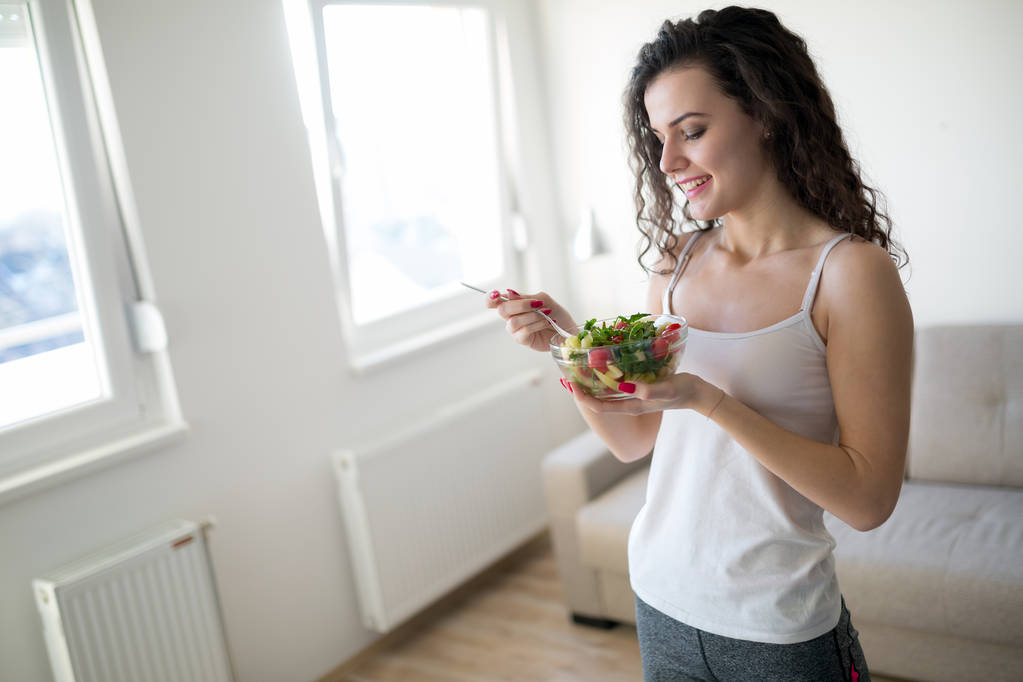 Fitness jeune femme manger des aliments sains après l'entraînement
 - Photo, image