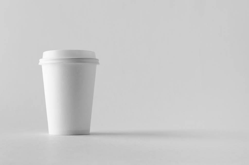 mock-up van 12 oz. witte koffie papier beker met deksel. - Foto, afbeelding