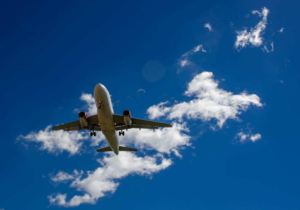 L'avion sur fond de ciel bleu et de nuages blancs
. - Photo, image