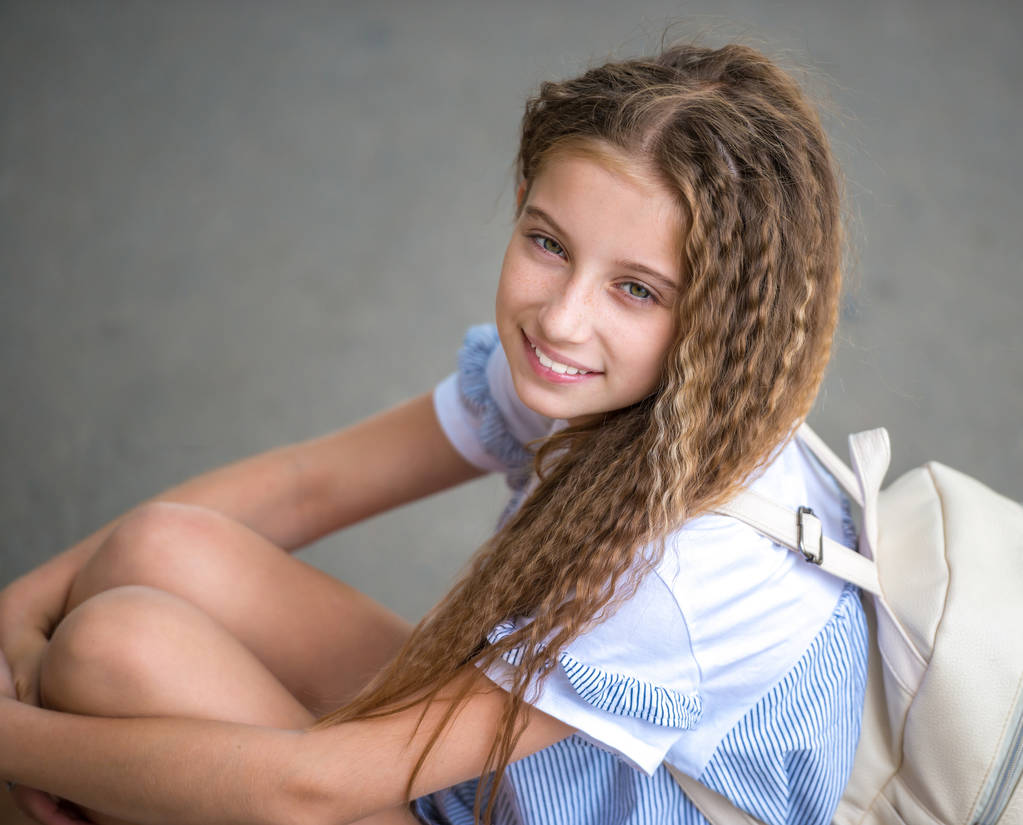 portret dziewczyny ładny nastolatek kręcone - Zdjęcie, obraz