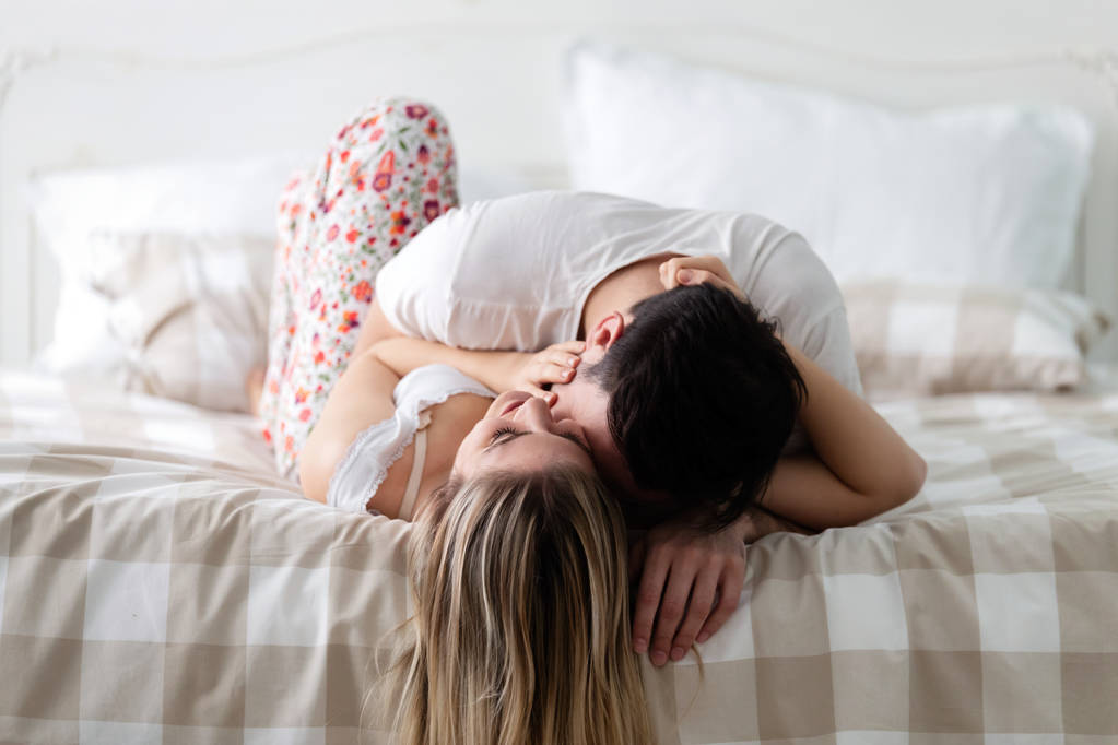Nuori onnellinen pari ottaa romanttista aikaa makuuhuoneessa
 - Valokuva, kuva