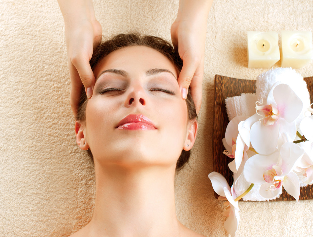 Spa masáž. mladá žena dostává masáž obličeje - Fotografie, Obrázek