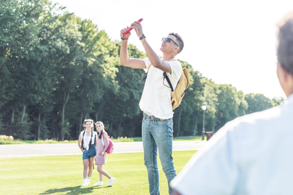 επιλεκτική εστίαση του εφηβική τους φίλους παίζοντας με ιπτάμενου δίσκου στο πάρκο - Φωτογραφία, εικόνα