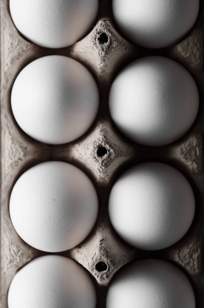 Primer plano de los huevos blancos en una caja de huevos
. - Foto, imagen