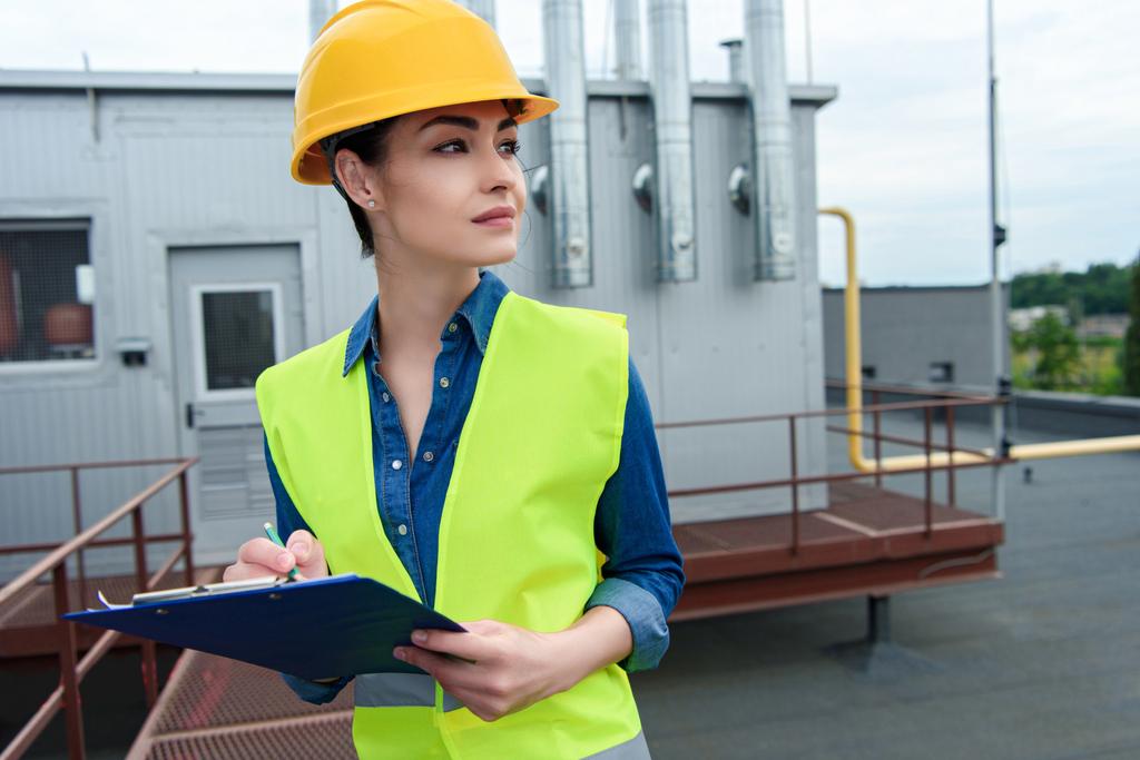 красива жінка-інженер, що пише в кишені на промисловому будівництві
 - Фото, зображення