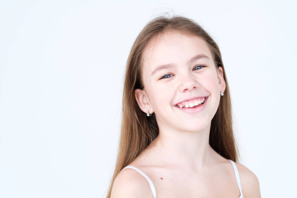 συναίσθημα και έκφραση κορίτσι πλατύ χαμόγελο χαρούμενο παιδί - Φωτογραφία, εικόνα