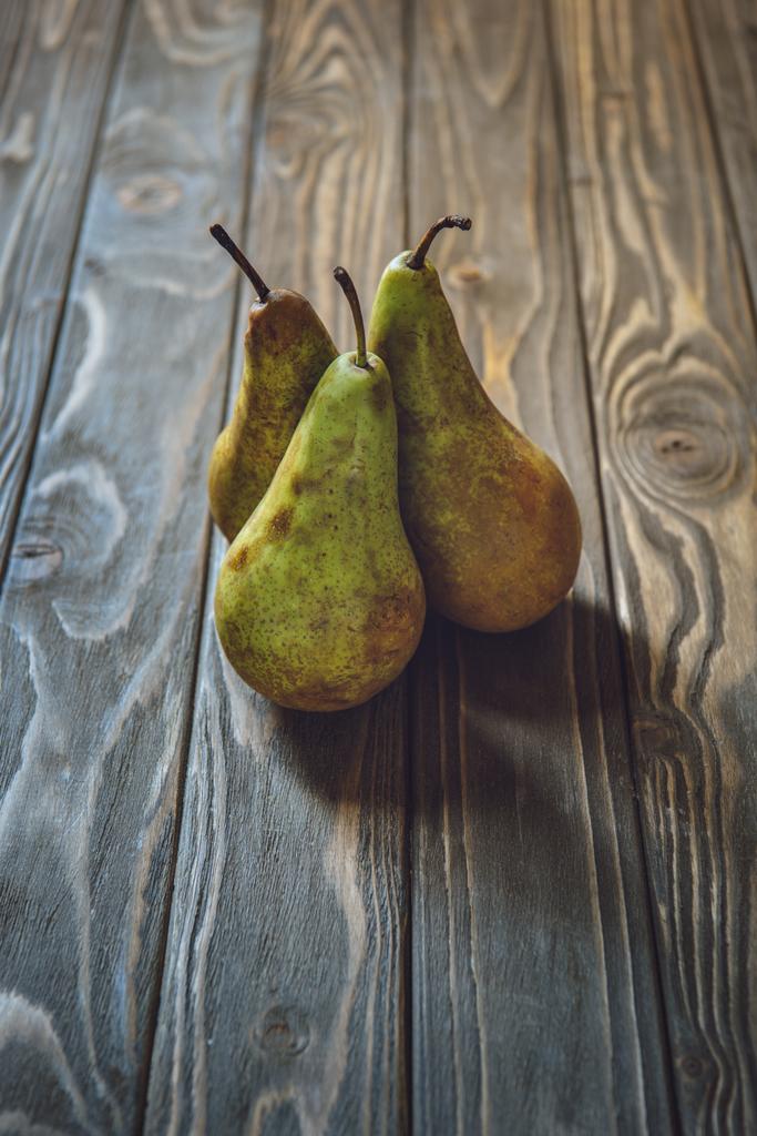 素朴な木製のテーブルに新鮮な梨の束のクローズ アップ撮影 - 写真・画像