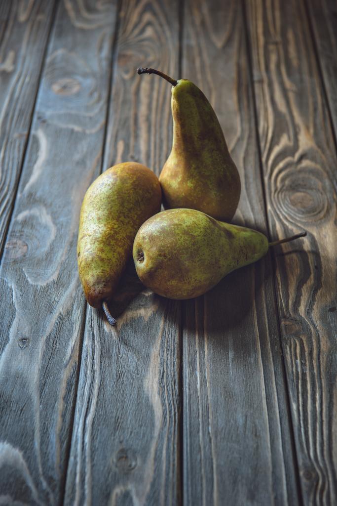 lähikuva joukko kypsiä päärynöitä maalaismainen puinen pöytä
 - Valokuva, kuva
