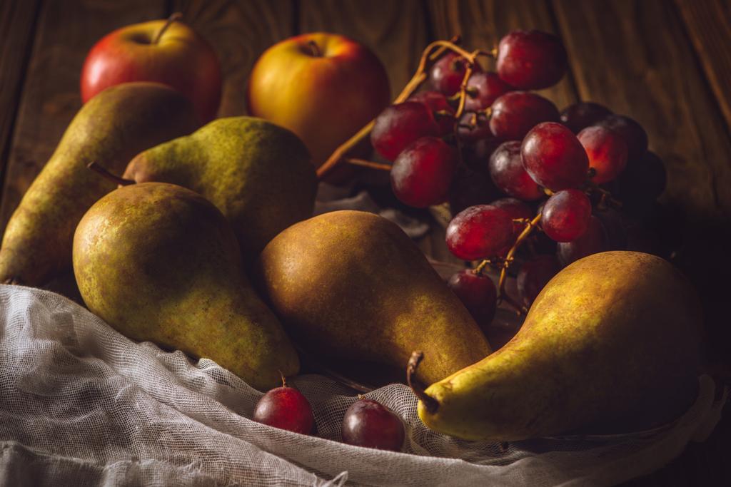 friss szőlő, a körte és alma a cheesecloth közeli lövés - Fotó, kép