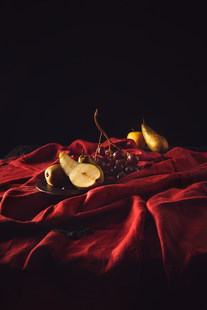 Detailní záběr hrozny a hrušky na červené sukno - Fotografie, Obrázek
