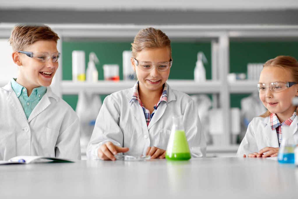 niños con probeta que estudian química en la escuela
 - Foto, Imagen