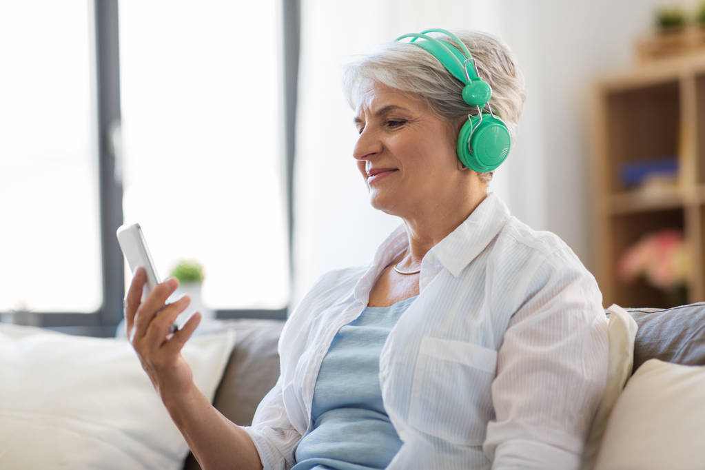 Starszy kobieta w słuchawki słuchać muzyki - Zdjęcie, obraz