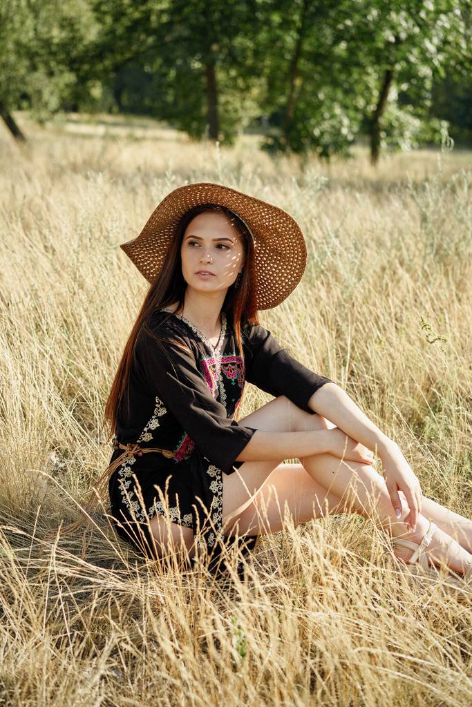 Hasır şapka açık havada güneşli yaz gününde poz içinde güzel genç kadın  - Fotoğraf, Görsel