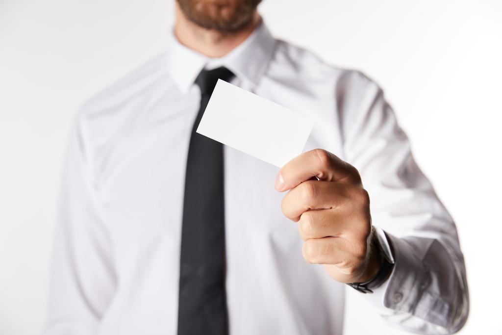 image recadrée d'un homme d'affaires tenant une carte de visite vide isolée sur fond blanc
  - Photo, image