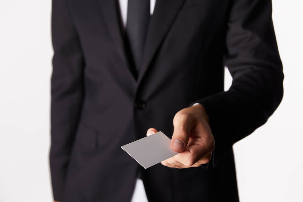 обрезанный образ бизнесмена, дающего пустую визитку на белом фоне
  - Фото, изображение