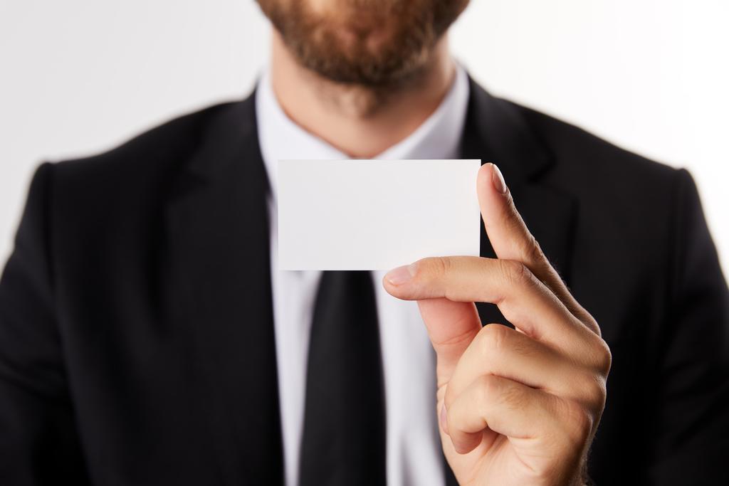 vista parziale di uomo d'affari che mostra biglietto da visita vuoto isolato su sfondo bianco
  - Foto, immagini