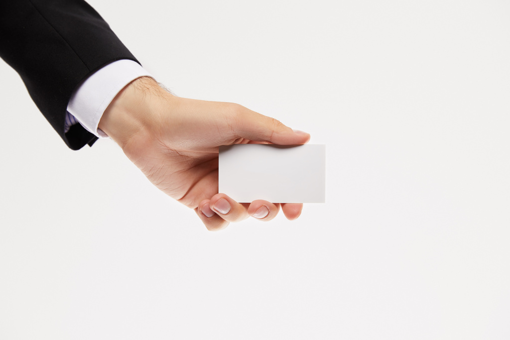 περικομμένη εικόνα του επιχειρηματία δείχνει άδειο επαγγελματικής κάρτας που απομονώνονται σε λευκό φόντο  - Φωτογραφία, εικόνα