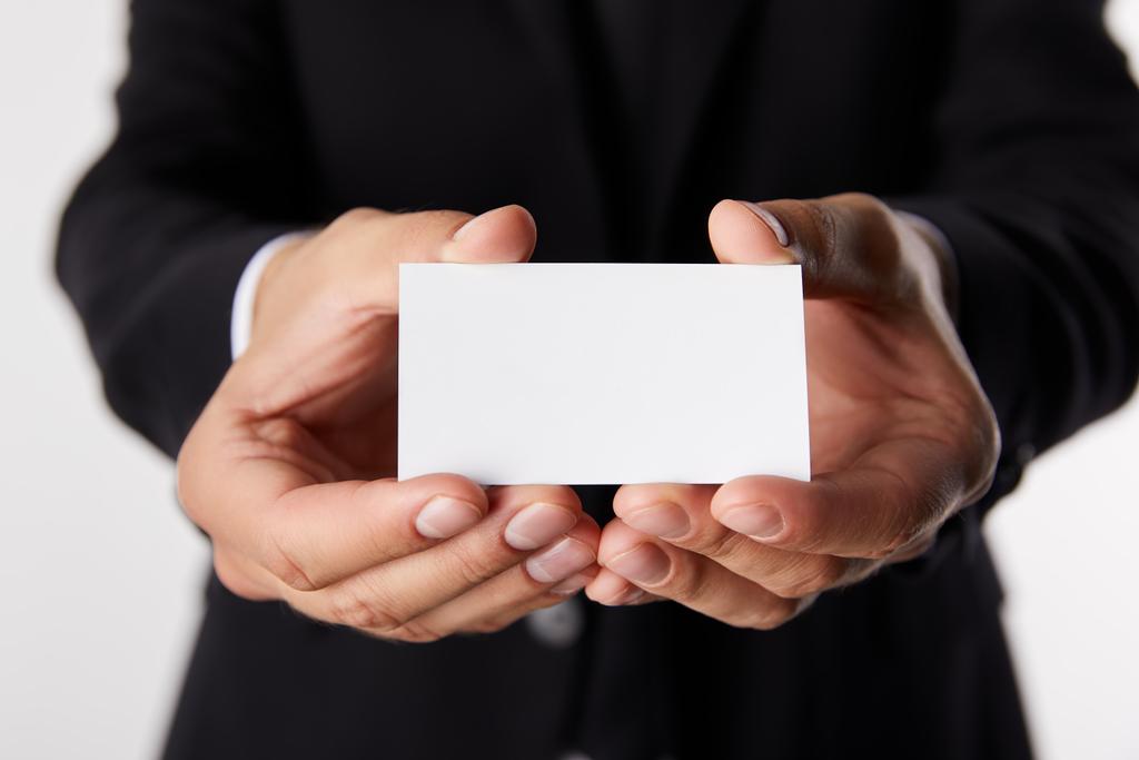 Teilansicht des Geschäftsmannes präsentiert leere Visitenkarte isoliert auf weißem Hintergrund  - Foto, Bild