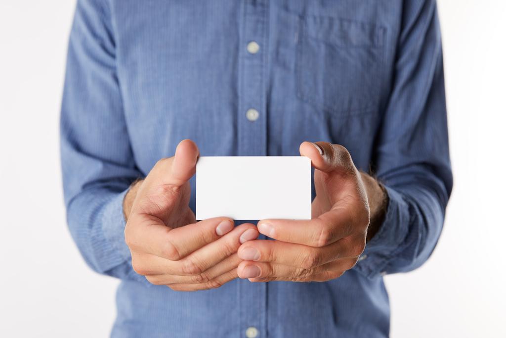 vista parcial del hombre de negocios que presenta la tarjeta de visita en blanco aislado sobre fondo blanco
  - Foto, Imagen