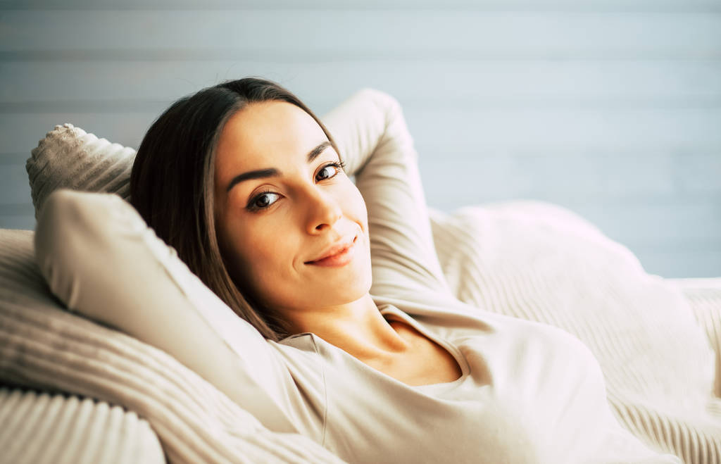 glückliche junge Frau entspannt sich zu Hause - Foto, Bild